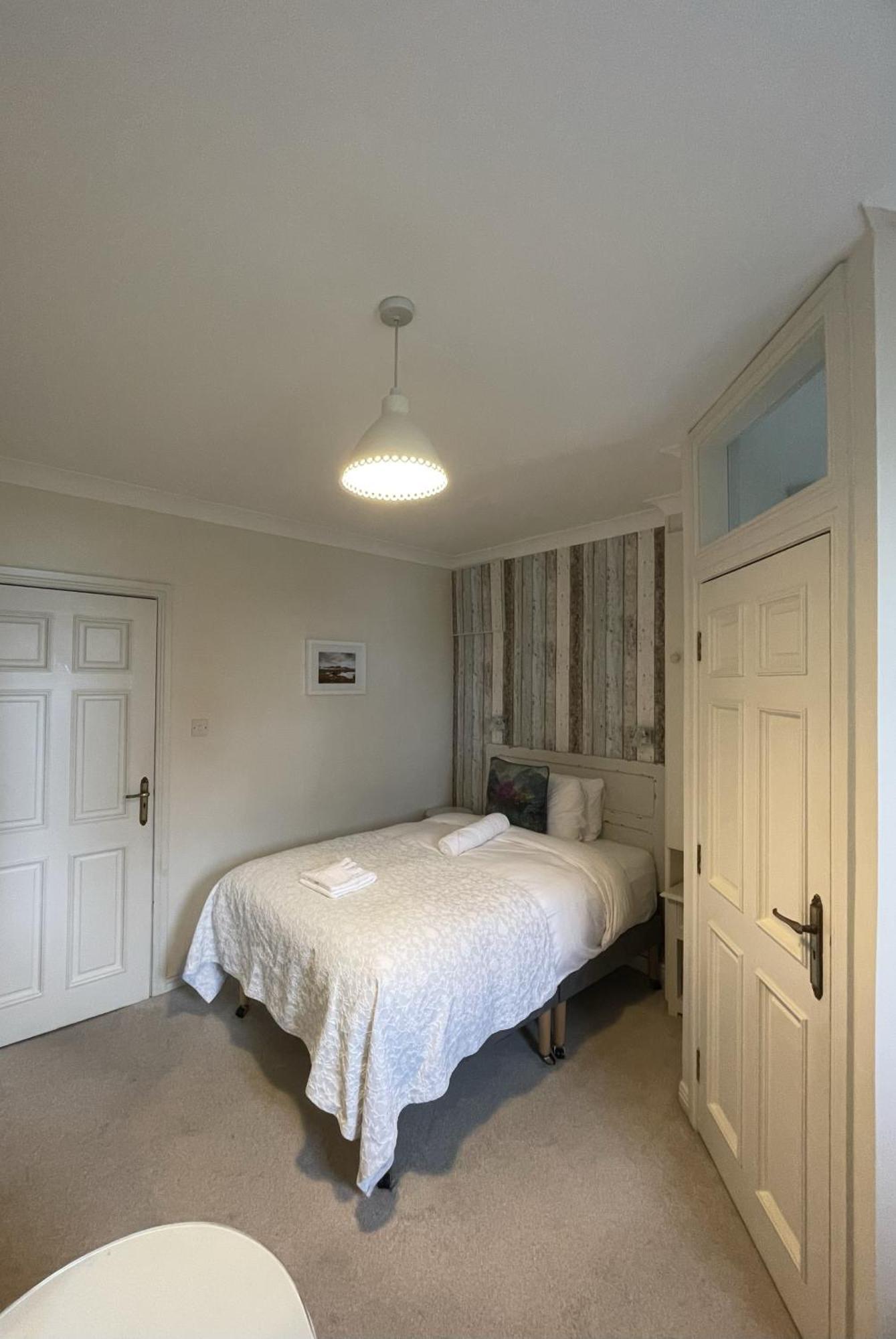 Ardawn House Bed & Breakfast กัลเวย์ ภายนอก รูปภาพ A bedroom at the station