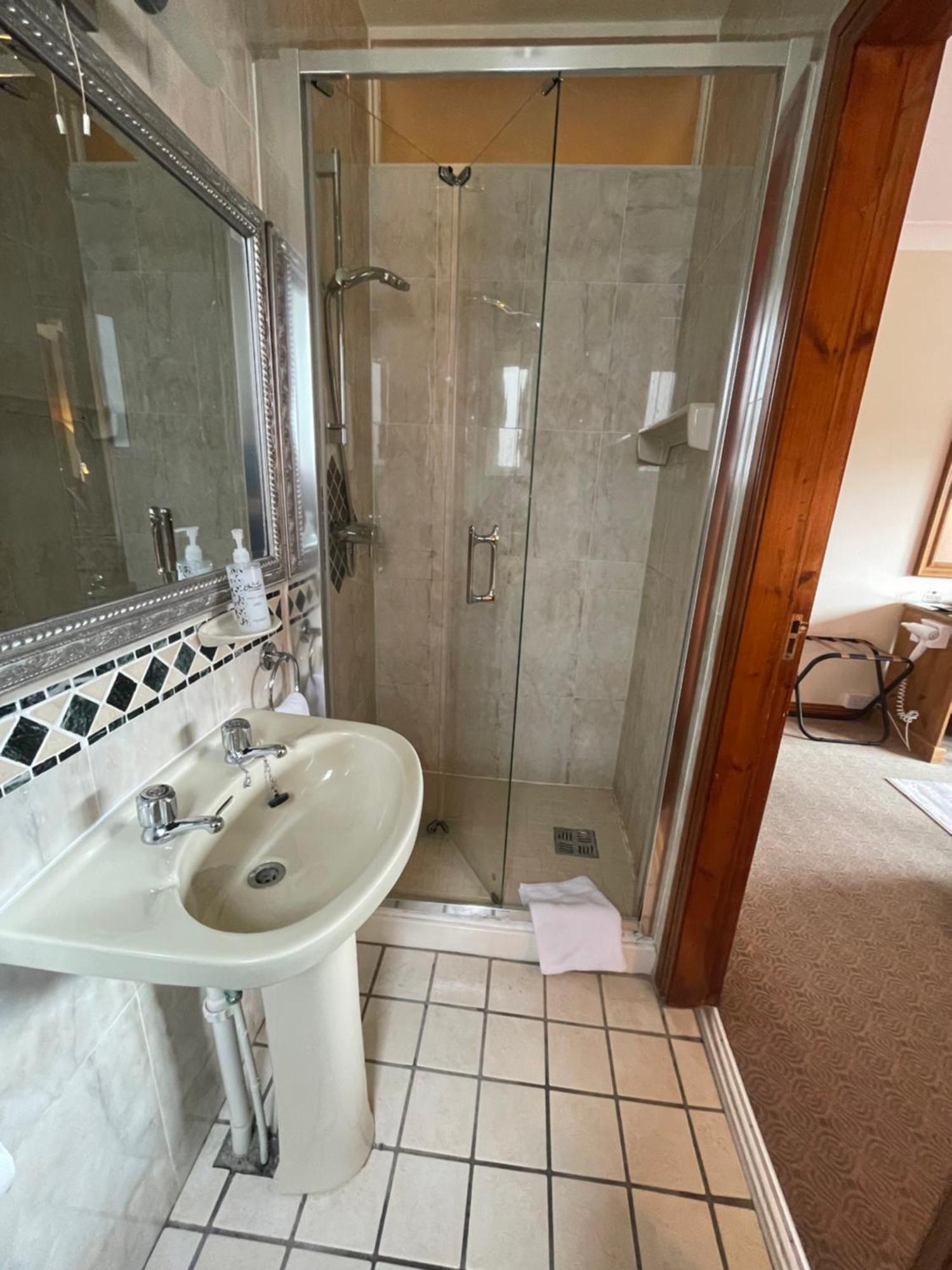 Ardawn House Bed & Breakfast กัลเวย์ ภายนอก รูปภาพ A shower enclosure