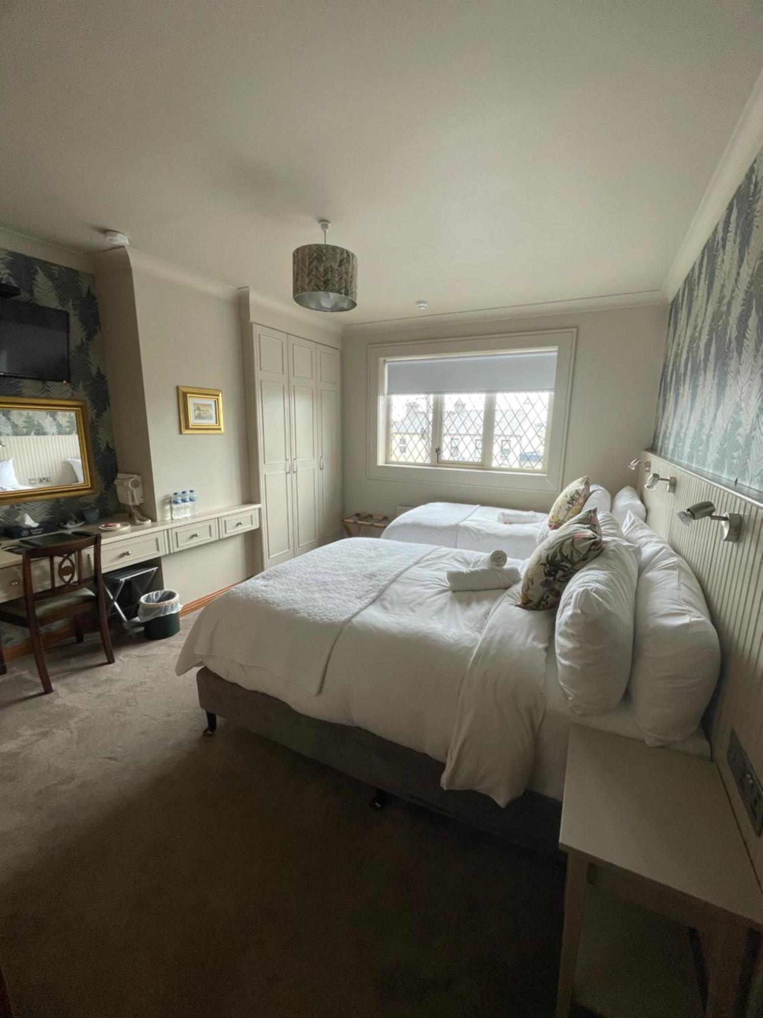 Ardawn House Bed & Breakfast กัลเวย์ ภายนอก รูปภาพ A bedroom at the hotel