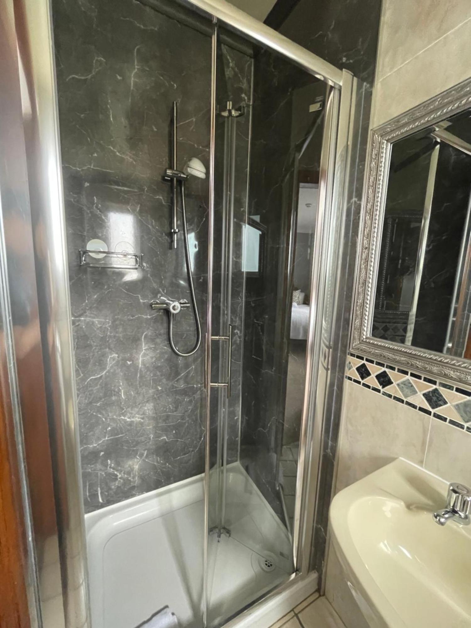 Ardawn House Bed & Breakfast กัลเวย์ ภายนอก รูปภาพ A shower cubicle