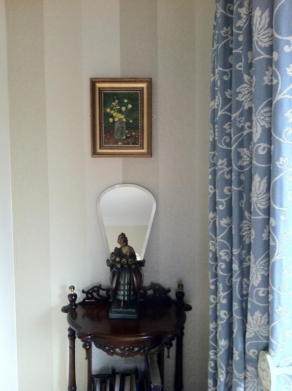 Ardawn House Bed & Breakfast กัลเวย์ ห้อง รูปภาพ A room with a curtain