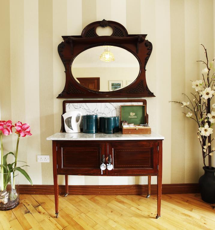 Ardawn House Bed & Breakfast กัลเวย์ ภายนอก รูปภาพ A dressing table